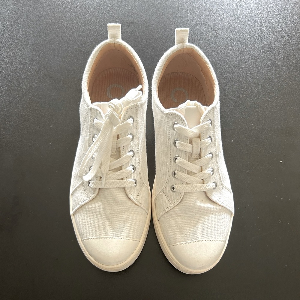 White cloth sneakers / tennis shoes
